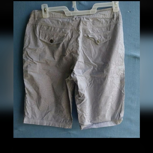 Tribal Women's Size 10 Blue Pinstriped Bermuda Shorts - Picture 4 of 4